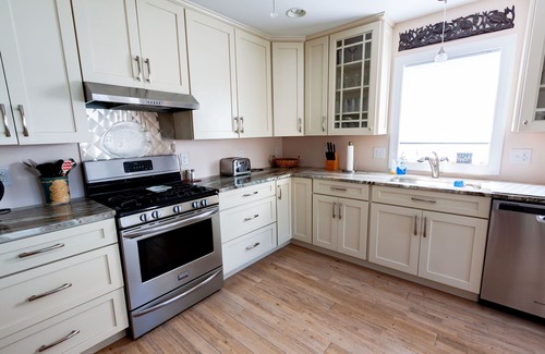 Lewes Haus | Maßgeschneidertes Strandhaus für Familien und Gruppen - Zugang zum Pool, zur Bucht und zum Pier