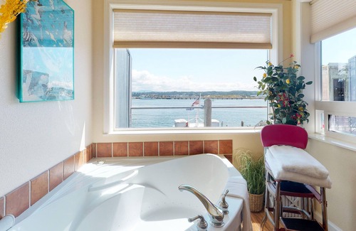 Historic Bayfront Wohnung | Fünf Studios in einer Lodge an der Bucht mit Gaskaminen und Whirlpools - in Strandnähe!
