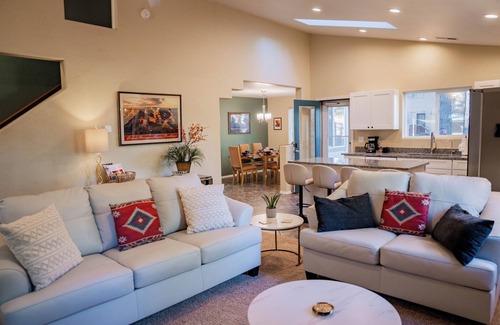 Ponderosa Trails Haus | Flagstaff 4BR Forest Retreat | Walk to Trails & NAU