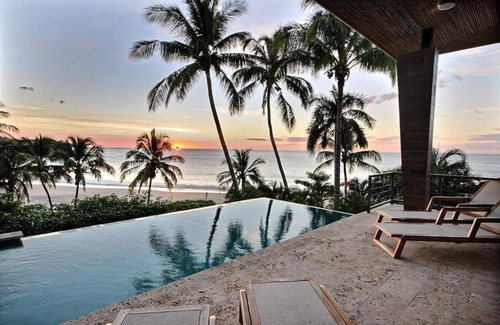 Playa Flamingo Haus | Flamingo Beachfront with Pool and Views from Every Room