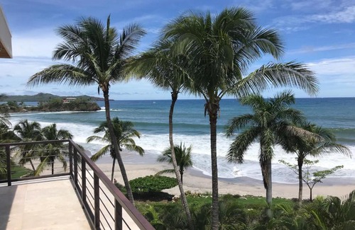 Playa Flamingo Haus | Flamingo Beachfront with Pool and Views from Every Room