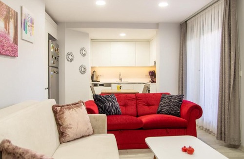 Altınyunus Mahallesi Wohnung | Flat with Shared Pool Close to the Beach in Cesme