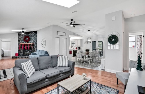 Doctors Inlet Haus | Fleming Island 4/3 by River wifi&MILS! Beach 45min