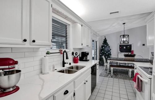 Doctors Inlet Haus | Fleming Island 4/3 by River wifi&MILS! Beach 45min