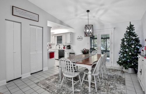 Doctors Inlet Haus | Fleming Island 4/3 by River wifi&MILS! Beach 45min