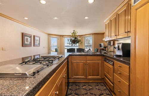 Tahoe Pines Haus | Fleur Du Lac 18 By Tahoe Getaways - Lakefront Monthly Rental with Pool, Tennis, Gym, Boat Slip