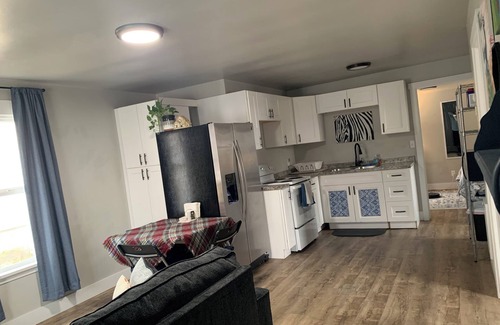 Burley Haus | Flexible Stay, Near Hospital & Fairgrounds, W&D, 3 Queen Beds