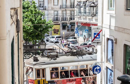 Encarnacao Wohnung | FLH Bairro Alto Spacious Apartment
