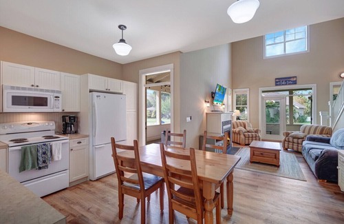Oroville Hütte | Flip Flop Inn - Enjoy VB's full amenities!