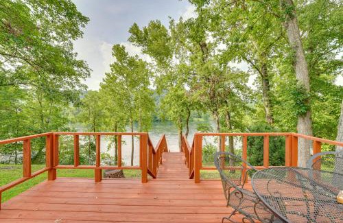 Flippin Haus | Flippin Home with Fire Pit Walk to White River!