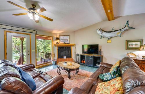 Flippin Haus | Flippin Home with Fire Pit Walk to White River!