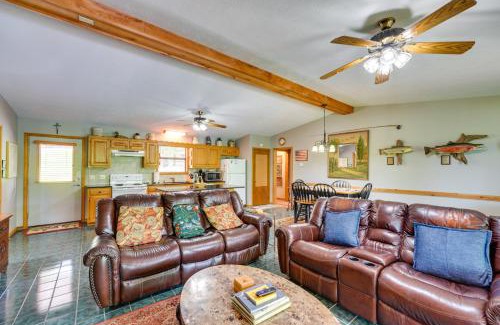 Flippin Haus | Flippin Home with Fire Pit Walk to White River!