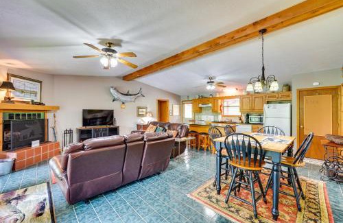 Flippin Haus | Flippin Home with Fire Pit Walk to White River!