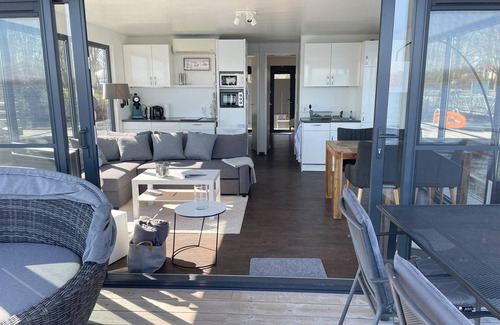 Vynen Haus | FLOATING 44 – komfortables Hausboot bei Xanten mit tollem Seeblick