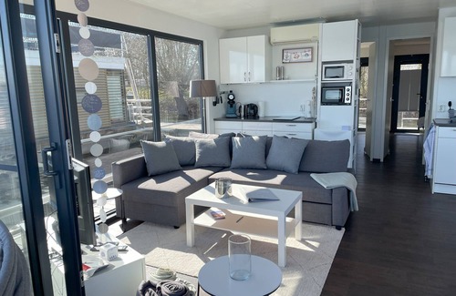 Vynen Haus | FLOATING 44 – komfortables Hausboot bei Xanten mit tollem Seeblick