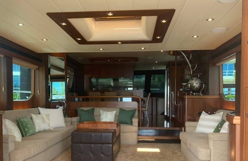 Adelaide Bootsverleih | Floating 5-Star accommodations with Luxury Resort Amenities