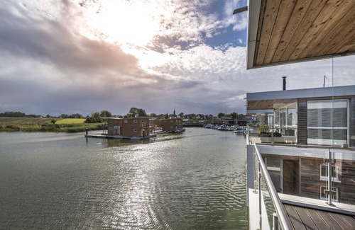 Kroeslin Haus | Floating House 1 Struck mit Kamin - 01. Floating Houses (95 m²) mit Kamin