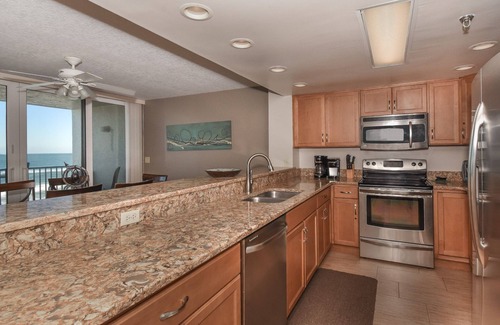 Bethune Beach Eigentumswohnung | Floor-to-Ceiling Oceanfront Views ~ Chadham-by-the-Sea 315