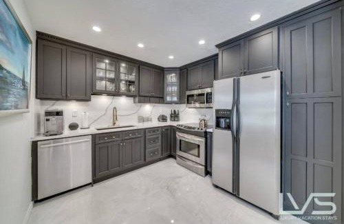 Victoria Park Haus | Floridita- WOW PhotoOps LasOlas HotPool TikiBar