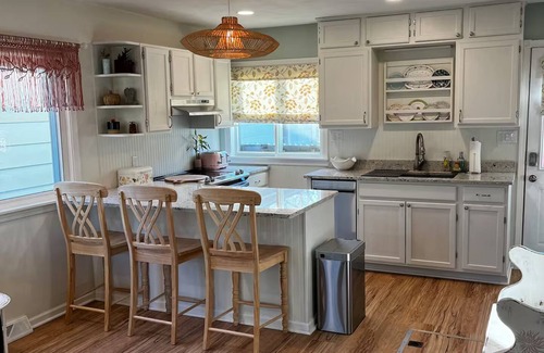 Walworth Haus | Flower Field Cottage Near Geneva Lake