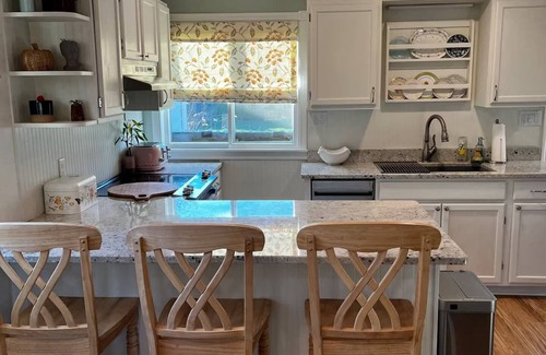 Walworth Haus | Flower Field Cottage Near Geneva Lake