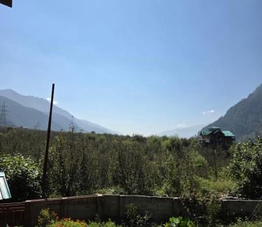 Jagatsukh Haus | Flugafen B&B- A Peaceful home in Apple Orchards