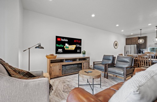 Mountain Green Haus | Focus Up at the Mountains (R0 5973) Wkly Disc