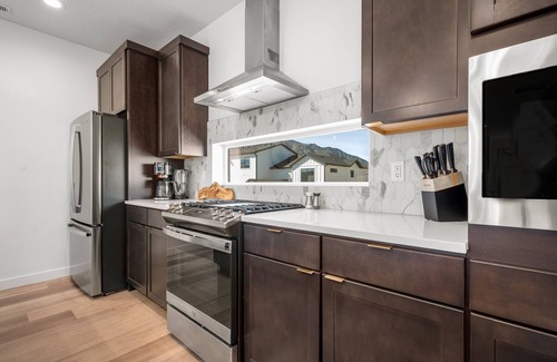 Mountain Green Haus | Focus Up at the Mountains (R0 5973) Wkly Disc