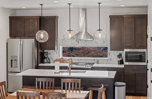 Mountain Green Haus | Focus Up at the Mountains (R0 5973) Wkly Disc