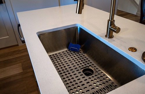 Mountain Green Haus | Focus Up at the Mountains (R0 5973) Wkly Disc