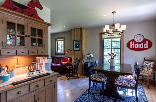 Austerlitz Kabine | Fog Hill Cabin is a peaceful retreat set among a wooded landscape.