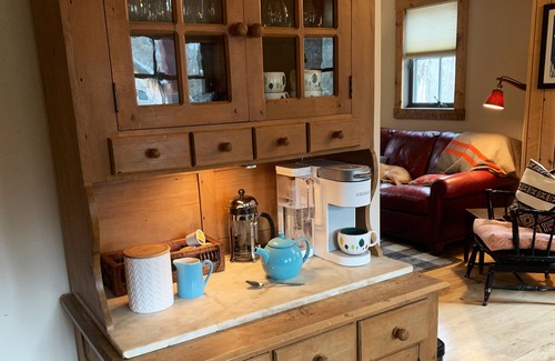 Austerlitz Kabine | Fog Hill Cabin is a peaceful retreat set among a wooded landscape.