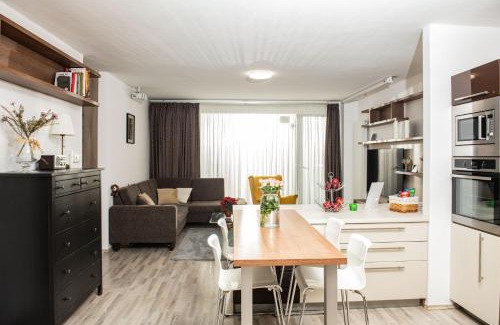 Karlova Ves Wohnung | Forest Park Garden Apartment