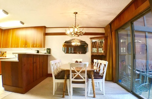 Tahoe Tavern Haus | Forest View - 10 Minutes to Palisades Tahoe & Walk to Town!