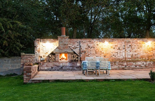 Leominster Hütte | Formerly a working kiln, The Hop Kiln has been beautifully renovated