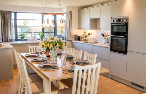 Loppington Hütte | FORRESTER HOUSE, pet friendly, character holiday cottage in Wem