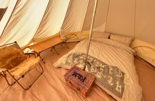 Moreton-in-Marsh Wohnmobilvermietung | Fossewold Camping Bell Tent 4 of 4