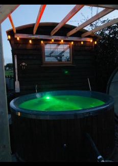 Kington Kabine | Four seasons with hot tub Country retreat