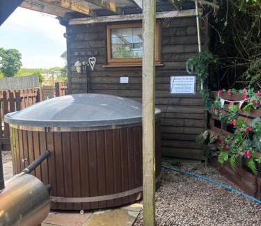 Kington Kabine | Four seasons with hot tub Country retreat