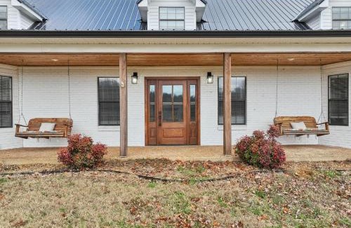 Lawrenceburg Haus | Fox Haven Retreat-Private Yard-Outdoor Adventure