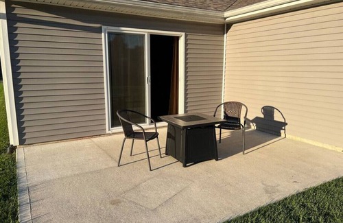 Angola Haus | Fox Lake Road Bungalow (Near Trine University)