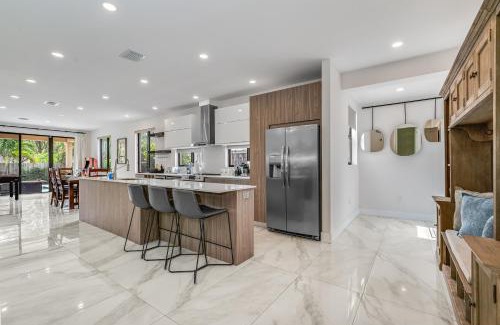 Croissant Park Villa | Fox Sonata Downtown Pool House