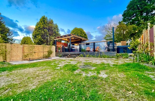 Katoomba Haus | Frankie the Silver Bullet Airstream - Unique and Retro, Outdoor Jacuzzi, A/C, BBQ, Couple's Oasis, Private Retreat