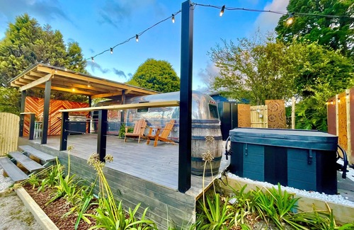 Katoomba Haus | Frankie the Silver Bullet Airstream - Unique and Retro, Outdoor Jacuzzi, A/C, BBQ, Couple's Oasis, Private Retreat