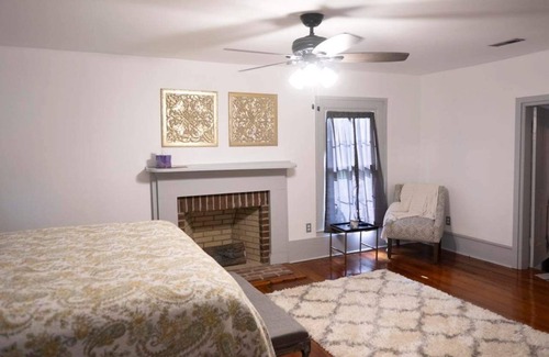 South Boston Sonstige | Franks Place-a beautiful 3 BR farm house retreat space with an in ground pool.
