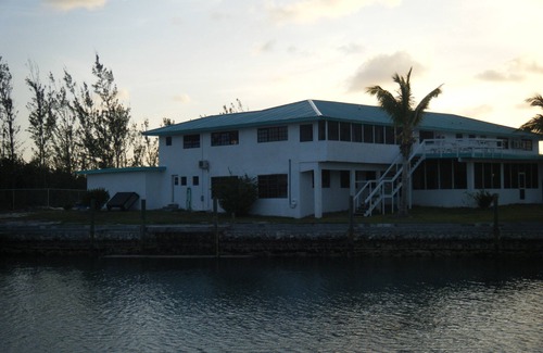 Bell Channel Bay Wohnung | Kostenlose Bootsanleger, 7 Schlafzimmer, 7 Bäder, Kanalfront und kurzer Fußweg zum Taino Beach