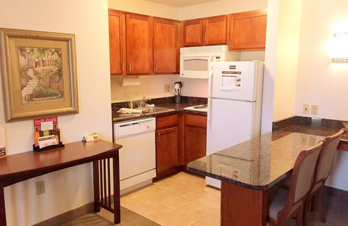 Novi Eigentumswohnung | Barrierefreie Suite | Kostenloses Frühstück, Zugang zum Business Center + Fitnesscenter