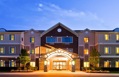 Novi Eigentumswohnung | Barrierefreie Suite | Kostenloses Frühstück, Zugang zum Business Center + Fitnesscenter