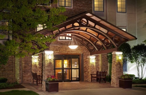 Glenview Wohnung | 24h Fitnessstudio + beheiztes Hallenbad | Hörbares Studio im Geschäftsviertel "The Glen"