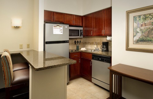 Linthicum Heights Eigentumswohnung | Kostenloses Frühstück + Außenpool + Whirlpool | Moderne Suite